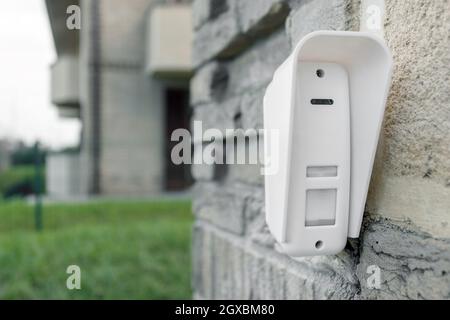 Capteur de mouvement pour protection externe. Infrarouge externe volumétrique qui utilise différentes technologies combinées pour optimiser la détection des intrusions Banque D'Images