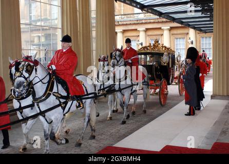 Le président de la République fédérative du Brésil, M. Luiz Inacio Lula da Silva, et sa femme Senhora Marisa Leticia Lula da Silva, avec la reine Elizabeth ll et le prince Philip, duc d'Édimbourg,Arrivez en voiture pour déjeuner au palais de Buckingham lors de leur visite d'État au Royaume-Uni le 7 mars 2006.Anwar Hussein/allactiondigital.com Banque D'Images