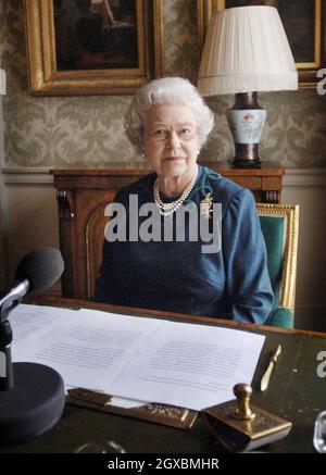 La reine Elizabeth II dans la salle Regency du palais de Buckingham le 15 février 2006, où elle a enregistré son message annuel au Commonwealth.Anwar Hussein/allactiondigital.com Banque D'Images