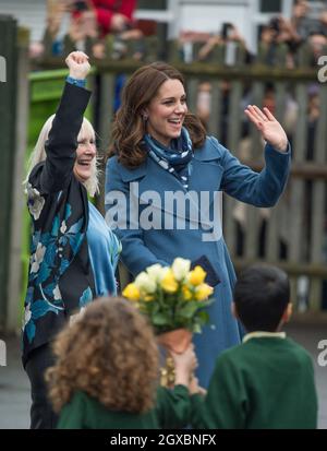 Catherine, duchesse de Cambridge, portant un manteau bleu Sportmax, visite la Roe Green Junior School à Londres le 23 janvier 2018. Banque D'Images