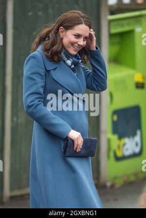 Catherine, duchesse de Cambridge, portant un manteau bleu Sportmax, visite la Roe Green Junior School à Londres le 23 janvier 2018. Banque D'Images