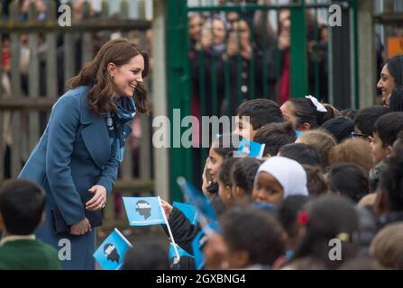 Catherine, duchesse de Cambridge, portant un manteau bleu Sportmax, visite la Roe Green Junior School à Londres le 23 janvier 2018. Banque D'Images