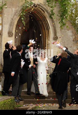 Laura Parker Bowles et Harry Lopes quittent l'église Saint-Cyriac. Banque D'Images