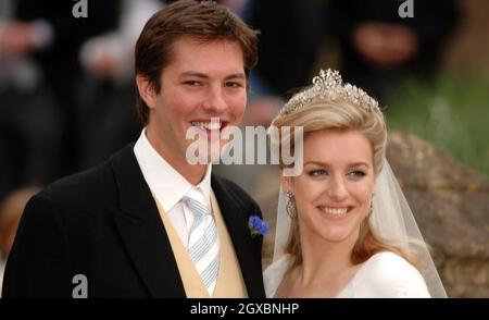 Laura Parker Bowles et Harry Lopes quittent l'église Saint-Cyriac. Banque D'Images