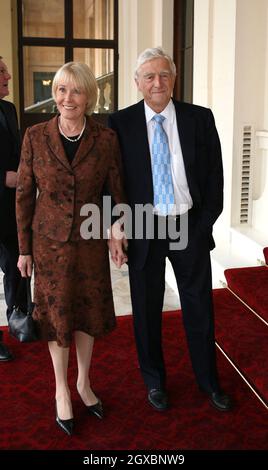 Michael Parkinson et la femme Mary arrivent. Banque D'Images