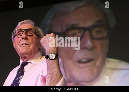 Le comédien Eric Sykes parle au Hay Literary Festival. Banque D'Images