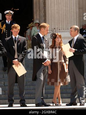 Le prince Harry, le prince William, la princesse Beatrice et le prince Andrew quittent la cathédrale Saint-Paul. Banque D'Images