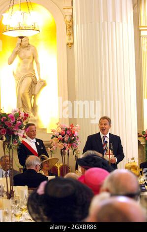 Le premier ministre Tony Blair prononce un discours lors d'un déjeuner pour souligner le 80e anniversaire de la Reine. Banque D'Images