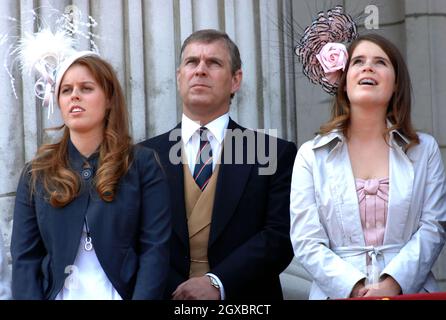 Le prince Andrew, duc de York, se dresse entre ses filles, la princesse Beatrice et la princesse Eugénie. Banque D'Images