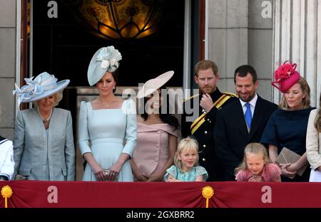 Camilla, duchesse de Cornouailles, Catherine, duchesse de Cambridge, Meghan,Duchesse de Sussex, Prince Harry, duc de Sussex, Isla Phillips, Savannah Phillips,Peter Phillips et Autumn Phillips se tiennent sur le balcon de Buckingham Palace à Londres pendant Trooping the Color Banque D'Images