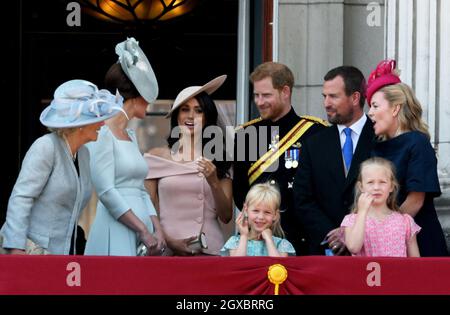 Camilla, duchesse de Cornouailles, Catherine, duchesse de Cambridge, Meghan,Duchesse de Sussex, ,rince Harry, duc de Sussex, Isla Phillips, Peter Phillips,Savannah Phillips et Autumn Phillips se tiennent sur le balcon de Buckingham Palace à Londres pendant Trooping the Color Banque D'Images