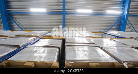 logistique, stockage, expédition, industrie et concept de fabrication, boîtes de cargaison stockage à l'entrepôt étagères de fermeture Banque D'Images