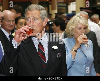 Le Prince Charles, Prince de Galles et Camilla, Duchesse de Cornouailles, sirotez un verre. Banque D'Images