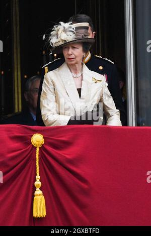 La princesse Anne, la princesse royale, se dresse sur le balcon de Buckingham Palace à Londres pour observer le flipast qui marquera le centenaire de la RAF (Royal Air Force) le 10 juillet 2018. Banque D'Images