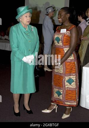 La reine Elizabeth ll rencontre des invités lors d'une visite à la Royal Commonwealth Society. Banque D'Images