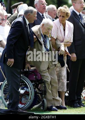 Le prince Charles, prince de Galles et Camilla, duchesse de Cornouailles, rencontrent le plus ancien vétéran de la première Guerre mondiale de Grande-Bretagne, Henry Allingham. Banque D'Images