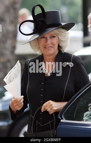 Camilla, duchesse de Cornwall, arrive à l'église St Paul de Knightsbridge pour un service commémoratif pour son père, le major Bruce Shand, à Londres, le 11 septembre 2006.Anwar Hussein/EMPICS Entertainment Banque D'Images