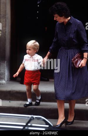 Un jeune prince William, accompagné de la nounou Barbara Barnes, quitte l'hôpital St Mary à Londres le 16 septembre 1984 après avoir vu son frère nouvellement né, le prince Harry.Anwar Hussein/EMPICS Entertainment Banque D'Images