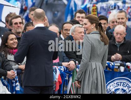 Catherine, duchesse de Cambridge et Prince William, duc de Cambridge, rencontrent le public lors d'une visite pour rendre hommage à Vichai Srivaddhanaprabha, président du club de football de Leicester City, et aux autres personnes tragiquement tuées dans l'accident d'hélicoptère en quittant le King Power Stadium.28 novembre 2018 Banque D'Images