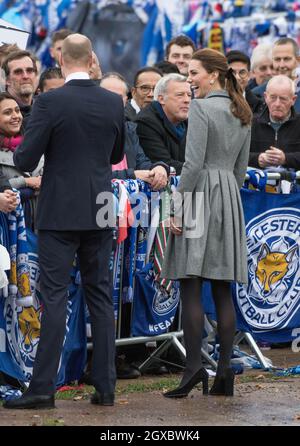 Catherine, duchesse de Cambridge et Prince William, duc de Cambridge, rencontrent le public lors d'une visite pour rendre hommage à Vichai Srivaddhanaprabha, président du club de football de Leicester City, et aux autres personnes tragiquement tuées dans l'accident d'hélicoptère en quittant le King Power Stadium.28 novembre 2018 Banque D'Images