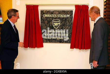 Le prince Philip, duc d'Édimbourg, dévoile une plaque avec le président d'Arsenal, Peter Hill-Wood, alors qu'il ouvre officiellement le stade Emirates à Londres le 26 octobre 2006.Le prince Philip a assisté à l'événement seul après que la reine Elizabeth II a annulé la visite au nouveau stade du club de football anglais Arsenal en raison d'un muscle tendu dans son dos.Anwar Hussein/EMPICS Entertainment Banque D'Images