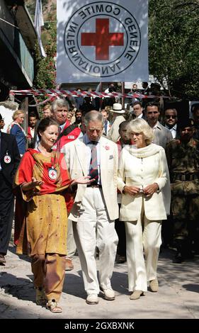 Le Prince Charles, Prince de Galles et Camilla, Duchesse de Cornwall, sont présentés autour de la clinique de santé dans le village dévasté par le tremblement de terre de Pattika, dans la province du Cachemire, le 1er novembre 2006.Anwar Hussein/EMPICS Entertainment Banque D'Images