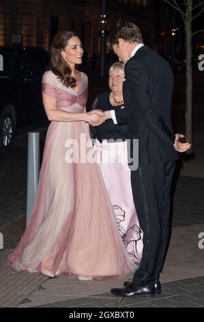 Le Duchess Cambridge, vêtu d'une robe rose et crème de Gucci, participe au dîner de gala Women in Finance 100 au Victoria & Albert Museum de Londres le 13 février 2019. Banque D'Images