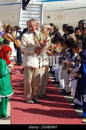 Le Prince Charles, Prince de Galles et Camilla, Duchesse de Cornouailles reçoivent des bouquets de fleurs lorsqu'ils arrivent à l'aéroport de Skardu dans l'Himalaya du Pakistan le 3 novembre 2006.Anwar Hussein/EMPICS Entertainment Banque D'Images