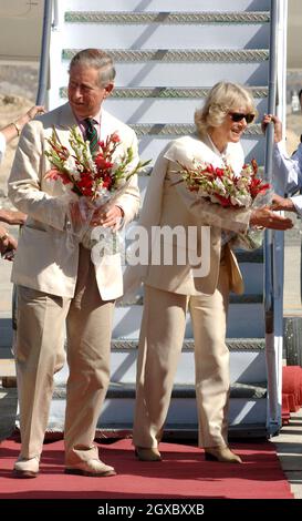 Le Prince Charles, Prince de Galles et Camilla, Duchesse de Cornouailles reçoivent des bouquets de fleurs lorsqu'ils arrivent à l'aéroport de Skardu dans l'Himalaya du Pakistan le 3 novembre 2006.Anwar Hussein/EMPICS Entertainment Banque D'Images