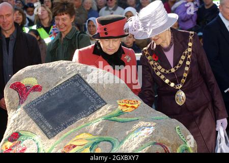 La reine Elizabeth visite la place de la reine où elle rencontre divers membres de la ville et du conseil pour se préparer à commémorer le 60e anniversaire de la nouvelle ville de Crawley, le 3 novembre 2006.Anwar Hussein/EMPICS Entertainment Banque D'Images