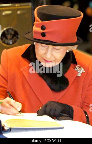 La reine Elizabeth II signe le livre des visiteurs lorsqu'elle visite la place de la Reine, où elle rencontre divers membres de la ville et du conseil qui se préparent à commémorer le 60e anniversaire de la nouvelle ville de Crawley, le 3 novembre 2006.Anwar Hussein/EMPICS Entertainment Banque D'Images