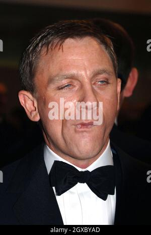 Daniel Craig, le nouveau James Bond, participe à la première royale du 21e film d'Bond, Casino Royale, à l'Odeon de Leicester Square, à Londres, le 14 novembre 2006.Anwar Hussein/EMPICS Entertainment Banque D'Images