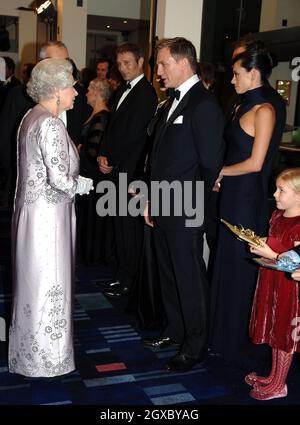 La reine Elizabeth ll shakes discute avec Daniel Craig, le nouveau James Bond, lors de la première royale du film du 21e Bond « Casino Royale » à l'Odeon de Leicester Square, Londres, le 14 novembre 2006.Anwar Hussein/EMPICS Entertainment Banque D'Images