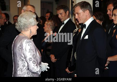 La reine Elizabeth ll shakes discute avec Daniel Craig, le nouveau James Bond, lors de la première royale du film du 21e Bond « Casino Royale » à l'Odeon de Leicester Square, Londres, le 14 novembre 2006.Anwar Hussein/EMPICS Entertainment Banque D'Images