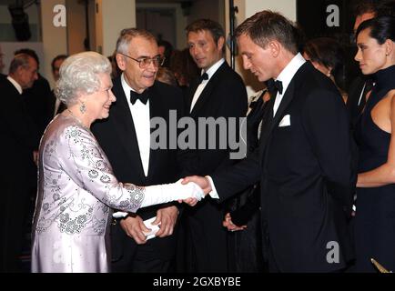 La reine Elizabeth ll serre la main avec Daniel Craig, le nouveau James Bond, à la première royale du 21e film Bond « Casino Royale » à l'Odeon de Leicester Square, Londres. Banque D'Images