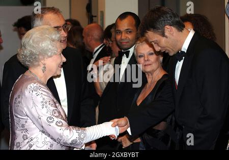 La reine Elizabeth ll serre la main avec l'acteur danois Mads Mikkelsen lors de la première royale du 21e film Bond « Casino Royale » à l'Odeon à Leicester Square, Londres, le 14 novembre 2006.Anwar Hussein/EMPICS Entertainment
