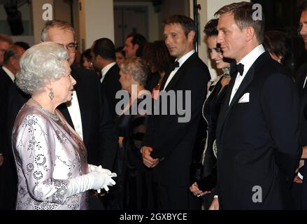 La reine Elizabeth ll shakes discute avec Daniel Craig, le nouveau James Bond, lors de la première royale du film du 21e Bond « Casino Royale » à l'Odeon de Leicester Square, Londres, le 14 novembre 2006.Anwar Hussein/EMPICS Entertainment Banque D'Images