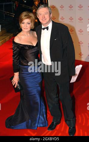 Sharon Osbourne et Louis Walsh arrivent pour une soirée pour célébrer le travail de Prince's Trust au Roundhouse à Londres le 15 novembre 2006.Anwar Hussein/EMPICS Entertainment Banque D'Images