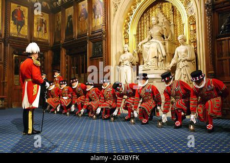 Les gardiens de Yeoman, ou Béefeaters se préparent à la recherche de cérémonie dans la Chambre du Prince alors que la reine Elizabeth II de Grande-Bretagne se prépare à prendre la parole lors de l'ouverture du Parlement à Londres le 15 novembre 2006.Anwar Hussein/EMPICS Entertainment Banque D'Images