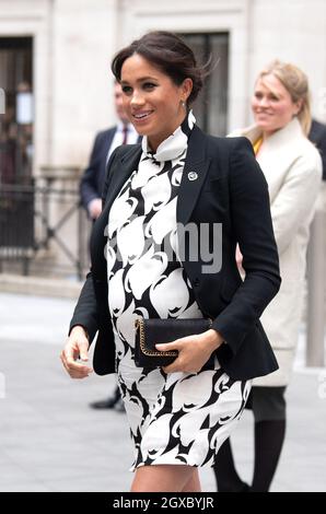 La duchesse de Sussex participe à une table ronde convoquée par la Queen's Commonwealth Trust pour souligner la Journée internationale de la femme au King's College de Londres. Banque D'Images