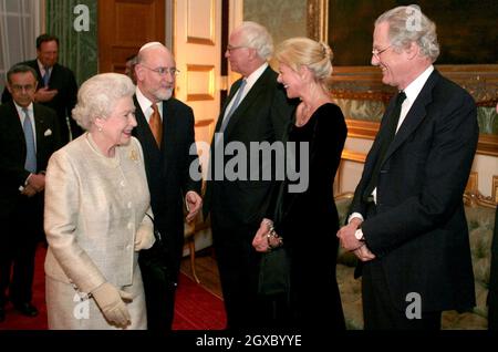 La reine Elizabeth II rencontre (à partir de la gauche) Sir Evelyn de Rothschild, Lady Rothschild et le baron Eric de Rothschild lors d'une réception au Palais Saint-James à Londres pour souligner le 350e anniversaire du rétablissement de la communauté juive en Grande-Bretagne.Anwar Hussein/EMPICS Entertainment Banque D'Images