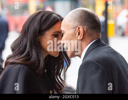 Meghan, duchesse de Sussex, est accueillie par le Haut Commissaire Jerry Mateparae avec un hongi lorsqu'elle visite la Maison de Nouvelle-Zélande à Londres pour signer le Livre de Condorence après le récent attentat terroriste qui a tué 50 personnes dans les mosquées de Christchurch le 19 mars 2019 Banque D'Images