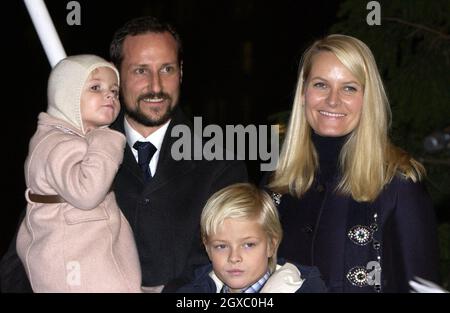 Le prince héritier Haakon et la princesse de couronne Mette-Marit de Norvège avec leur fille, la princesse Ingrid Alexandra et le fils de cette-Marius illuminent l'arbre Chrismas de Trafalgar Square le 7 décembre 2006 à Londres, en Angleterre. Banque D'Images