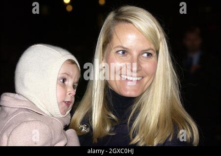 La princesse de la Couronne Mette-Marit de Norvège et sa fille, la princesse Ingrid Alexandra illuminent l'arbre Chrismas de Trafalgar Square le 7 décembre 2006 à Londres, en Angleterre. Banque D'Images