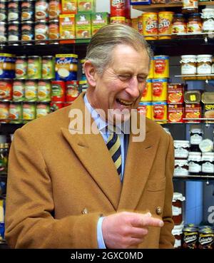 Le Prince Charles, Prince de Galles, rit lorsqu'il visite un magasin à Ashover le 8 décembre 2006 à Derbyshire, en Angleterre.Ashover était le village de l'année de Calor en 2005. Banque D'Images