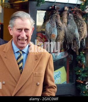 Le Prince Charles, prince de Galles sourit alors qu'il visite un boucher à Ashover le 8 décembre 2006 à Derbyshire, en Angleterre.Ashover était le village de l'année de Calor en 2005. Banque D'Images