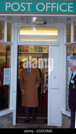 Le Prince Charles, Prince de Galles, rit lorsqu'il visite le bureau de poste d'Ashover le 8 décembre 2006 à Derbyshire, en Angleterre.Ashover était le village de l'année de Calor en 2005. Banque D'Images