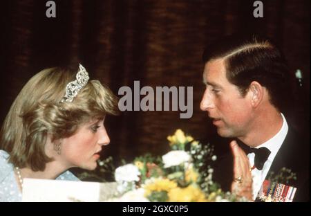 Le Prince Charles, Prince de Galles, s'entretient avec Diana, princesse de Galles, en Nouvelle-Zélande, en avril 1983.Anwar Hussein/EMPICS Entertainment Banque D'Images