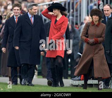 Kate Middleton, la petite amie du Prince William, assiste à la cérémonie de la Sovereign's Parade à l'Académie militaire royale de Sandhurst pour assister à la cérémonie de décès avec Michael Middleton et Carole Middleton le 15 décembre 2006 à Sandhurst, en Angleterre.Anwar Hussein/EMPICS Entertainment Banque D'Images