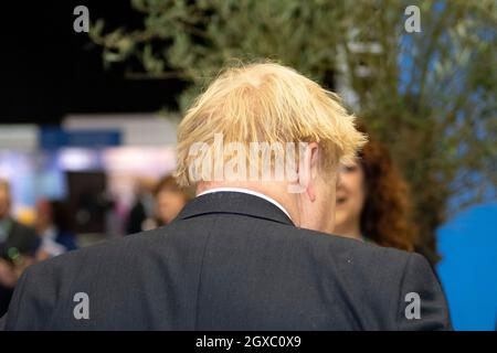 Manchester, Angleterre, Royaume-Uni. 5 octobre 2021. EN PHOTO : le député Boris Johnson, le Premier ministre britannique, a vu faire une promenade autour de la conférence et vu faire du vélo électrique et construire un modèle de maison zéro carbone modèle et faire fonctionner une pelle excavatrice. Scènes pendant la Conférence du parti conservateur #CPC21. Crédit : Colin Fisher/Alay Live News Banque D'Images